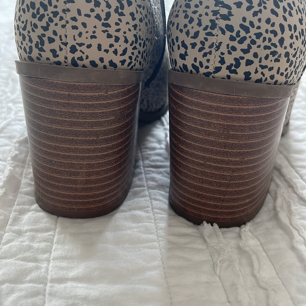 Spotted Pointed Toe Booties - Picture 4 of 5